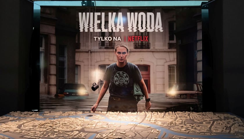 Na zdjęciu makieta Wrocławia z serialu Netflixa "Wielka woda", która znajduje się w Hydropolis. W tle plakat z serialu z aktorką Agnieszką Żulewską.