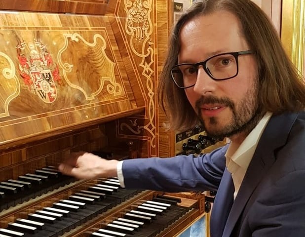 Na zdjęciu Piotr Rojek grający na organach w bazylice św. Elżbiety we Wrocławiu