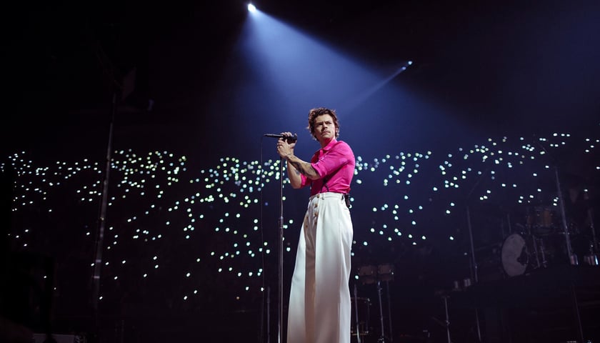 Na zdjęciu piosenkarz Harry Styles na scenie podczas koncertu