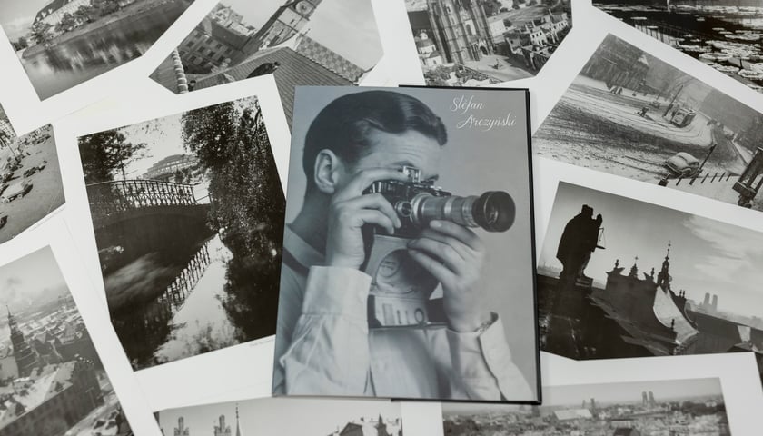 Na zdjęciu rozłożone wydruki fotografii Stefana Arczyńskiego, które znalazły się w teczce wydanej przez Muzeum Miejskie Wrocławia