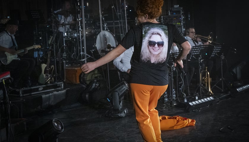 Natalia Lubrano w koszulce z portretem Moniki Jaworskiej. Koncert Wrocław - Graceland 6 rano