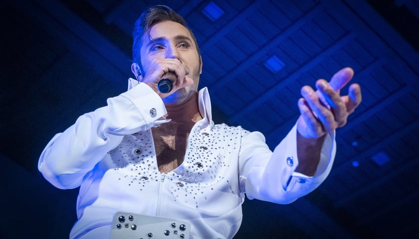 Na zdjęciu Maciej Maciejewski, niezapomniany Elvis podczas koncertu Wrocław - Graceland 6 rano