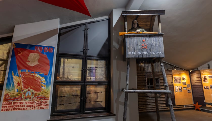 Na zdjęciu fragment wystawy „Golgota Wschodu” – wieża strażnicza w łagrze 