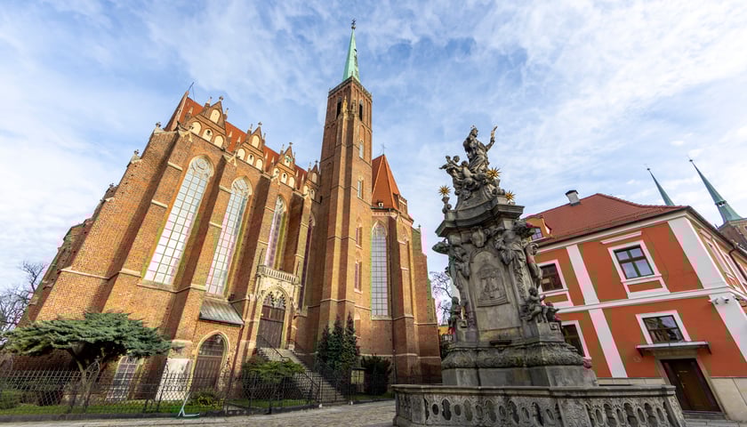 Kościół św. Krzyża, w jego dolnej krypcie znajdziemy witraże Jerzego Nowosielskiego