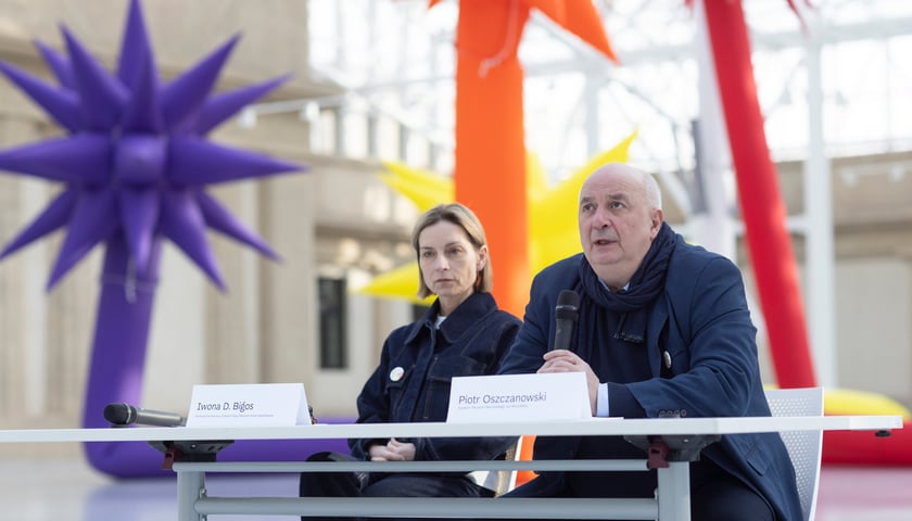 <p>Iwona Dorota Bigos, kierowniczka Pawilonu Czterech Kopuł i Piotr Oszczanowski, dyrektor Muzeum Narodowego we Wrocławiu na tle pracy Ottona Piene &bdquo;Długie gwiazdy&rdquo;, 2014</p>
