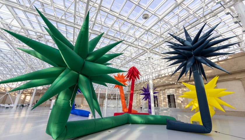 <p>Otto Piene, rzeźby powietrzne &bdquo;Długie gwiazdy&rdquo;, 2014</p>