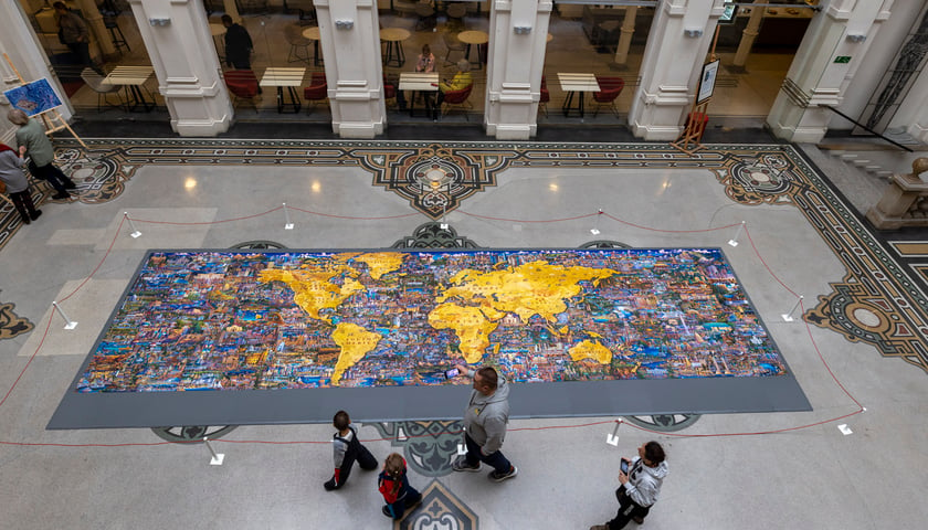 Na zdjęciu największe puzzle świata złożone w całość na posadzce Muzeum Narodowego we Wrocławiu