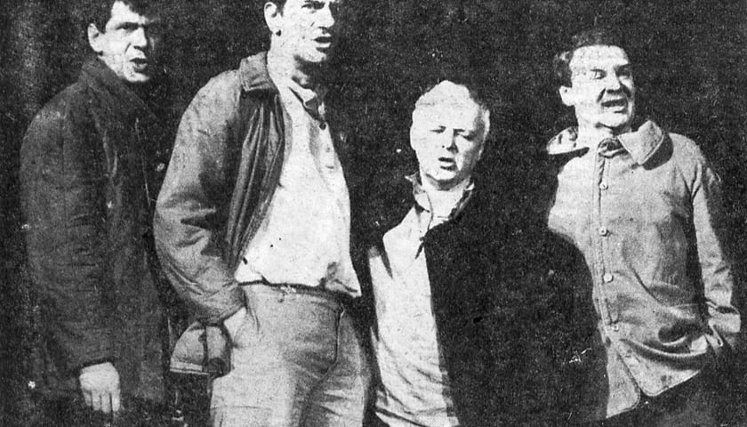 Na zdjęciu występ aktorów Teatru Ateneum z Warszawy ze spektaklem "Wysocki" na XII Przeglądzie Piosenki Aktorskiej we Wrocławiu (1991); od prawej: Leonard Pietraszak, Marian Opania, Wiktor Zborowski, Marcin Sosnowski.