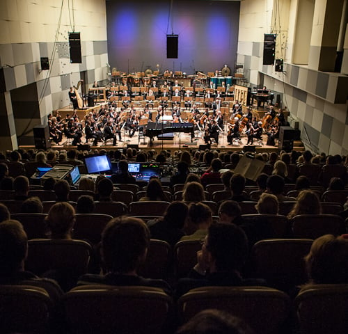 Na zdjęciu publiczność słuchająca koncertu i scena w dawnej Filharmonii Wrocławskiej