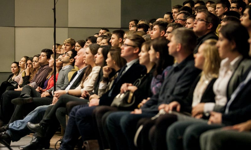 Na zdjęciu publiczność słuchająca koncertu w dawnej Filharmonii Wrocławskiej