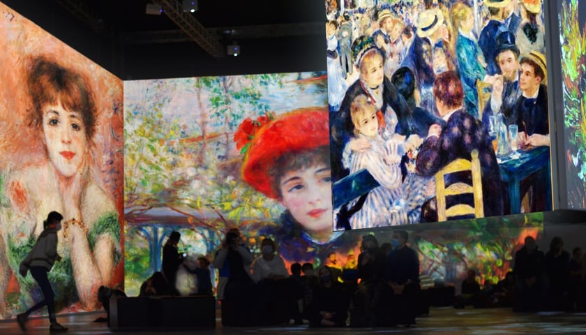 Na zdjęciach obrazy Pierre'a-Augusta Renoira wyświetlane na olbrzymich ekranach multisensorycznych 