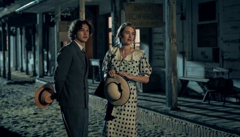 Kadr z filmu "Znachor" Netflixu. Na zdjęciu aktorzy: Ignacy Liss i Maria Kowalska