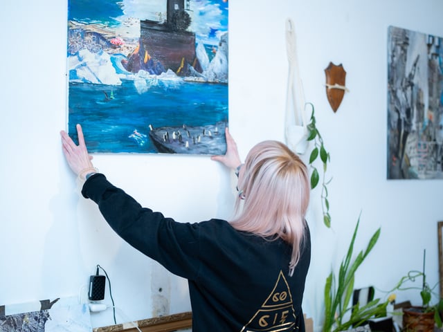 <p>Ula Jagielnicka w swoim mieszkaniu-pracowni&nbsp;</p>
