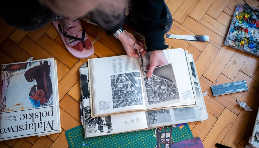 <p>Ula Jagielnicka w swoim mieszkaniu-pracowni wycina fragmenty do kolaży</p>