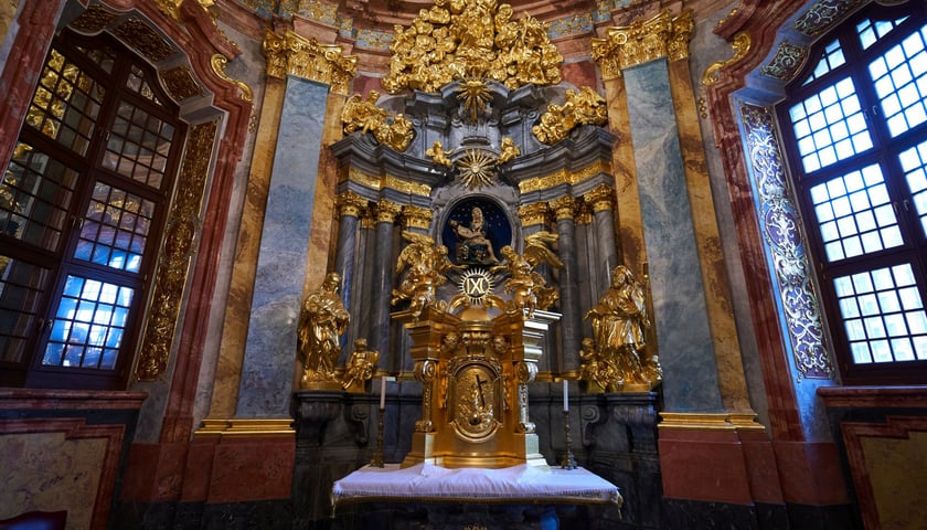 Powiększ obraz: Ołtarz w kaplicy Hochbarga