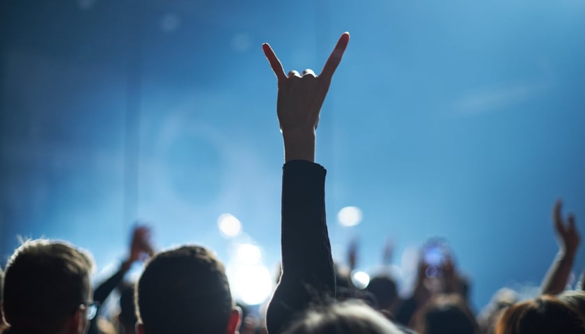 Na zdjęciu koncert zespołu metalowego, zdjęcie ilustracyjne