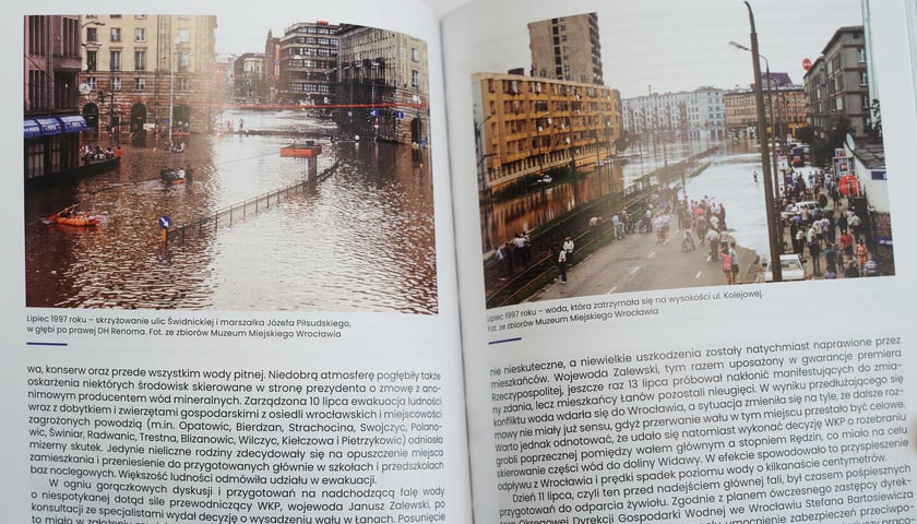 <p>Na zdjęciu strony z &bdquo;Kalendarza Wrocławskiego&rdquo; 2022. To prawdziwa encyklopedia wrocławska</p>