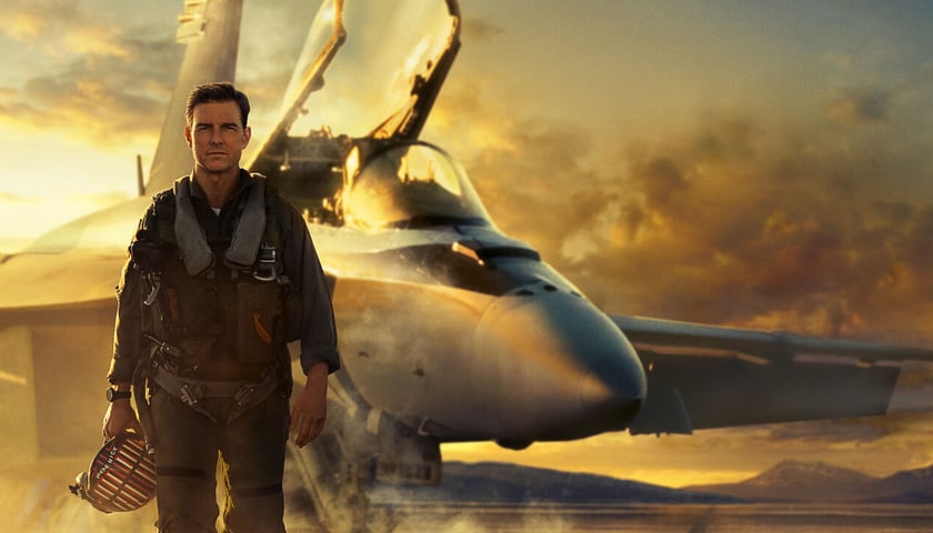 Na zdjęciu aktor Tom Cruise obok myśliwca w filmie „Top Gun: Maverick”
