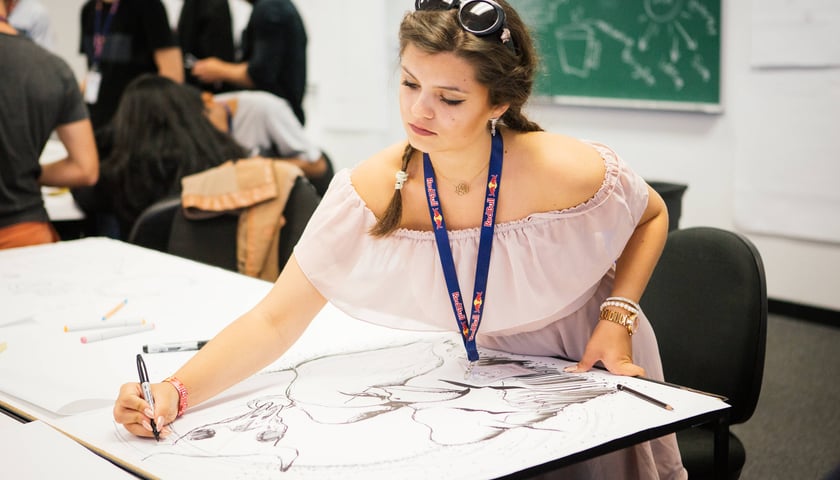 Na zdjęciu: rysująca dziewczyna - uczestniczka konkursu Red Bull Doodle Art