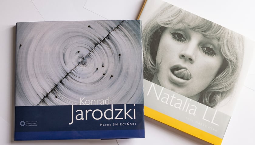 na zdjęciu okładki dwóch albumów ASP – Konrad Jarodzki i Natalia LL