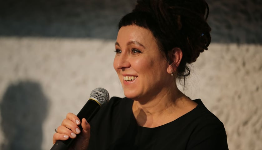 Na zdjęciu Olga Tokarczuk z mikrofonem