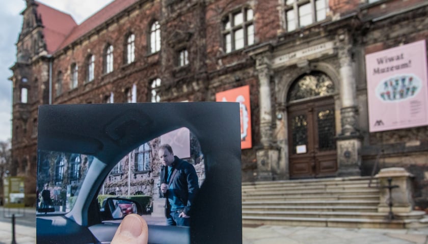 <p><span style="color: #050505; font-family: 'Segoe UI Historic', 'Segoe UI', Helvetica, Arial, sans-serif; font-size: 15px;">Serial "Belfer", sezon 2. Maciej Stuhr jako Paweł Zawadzki przed Muzeum Narodowym we Wrocławiu.</span></p>