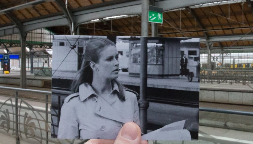 Serial "Stawka większa niż życie", odcinek 12 - "Zdrada". Beata Tyszkiewicz na peronie Dworca Głownego PKP we Wrocławiu. Fot. Piotr Zając Photography