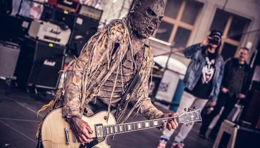 Na zdjęciu Amen, gitarzysta zespołu Lordi, jedna z najoryginalniejszych gwiazd Gitarowego Rekordu w 2019 roku. Mężczyzna jest przebrany za mumię