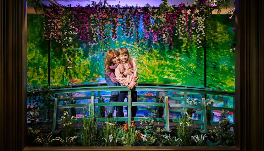 Na zdjęciu: kobieta i dziewczynka pozują do zdjęcia w scenografii zaczerpniętej z obrazu Moneta