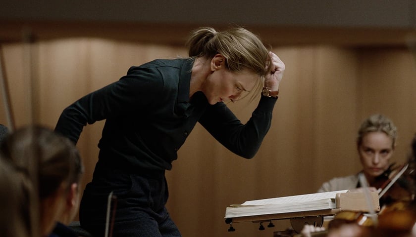 Na zdjęciu Cate Blanchett jako dyrygentka podczas pracy z orkiestrą w filmie „Tár”