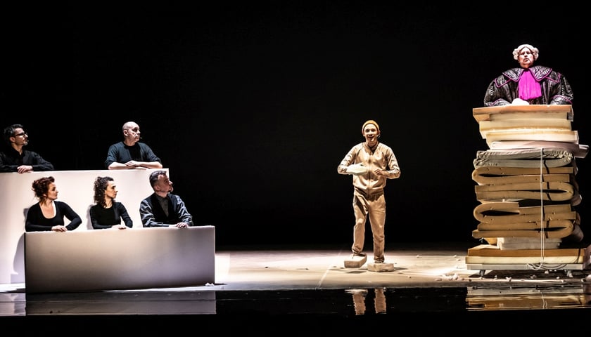 <p>Na zdjęciu scena ze spektaklu &bdquo;Pinokio&rdquo; we Wrocławskim Teatrze Lalek</p>