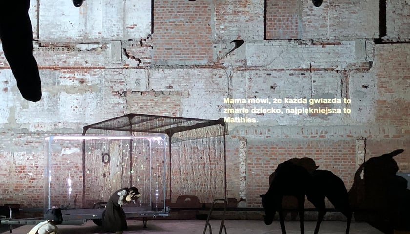 <p>Na zdjęciu scena ze spektaklu&nbsp;&bdquo;Niepok&oacute;j przychodzi o zmierzchu&rdquo;.</p>