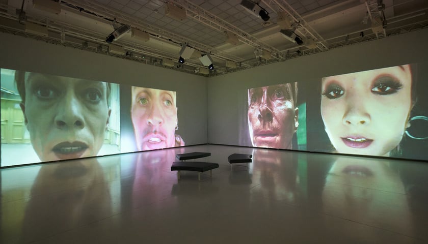 Na zdjęciu praca Katarzyny Kozyry na wystawie „Twarzą w twarz”