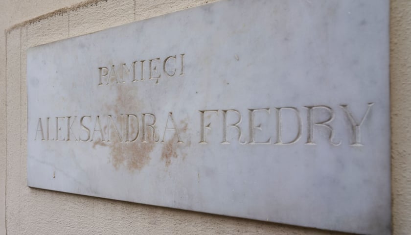 Tablica na murze  kościoła św. Maurycego "Pamięci Aleksandra Fredry". Tu został wmurowany palec pisarza