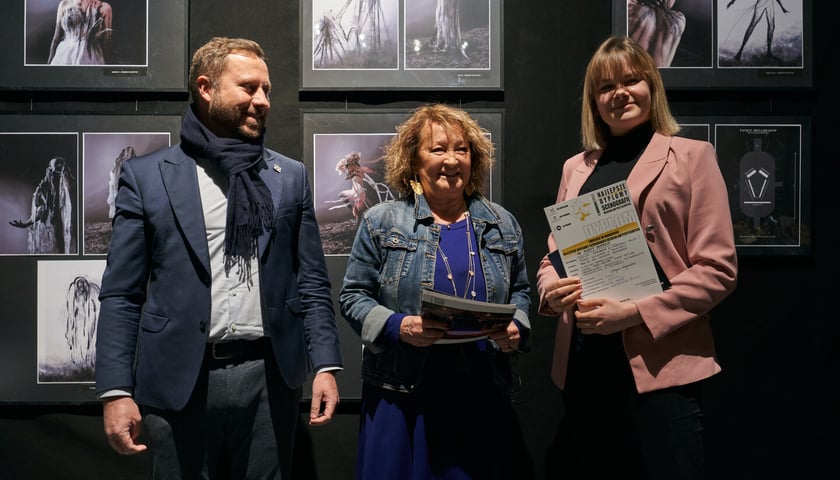 <p>Na zdjęciu wystawa w Muzeum Teatru - nagrodzone prace w II Konkursie Dyplom&oacute;w Scenografii Uczelni Artystycznych - Marta Bartosik odbiera nagrodę z rąk prof. Elżbiety Wernio oraz rektora wrocławskiej ASP, prof. Wojciecha Pukocza</p>