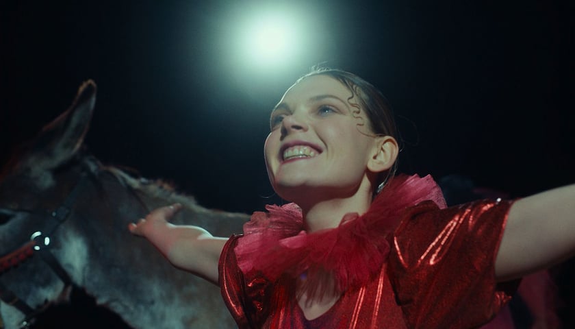 Na zdjęciu kadr z filmu "IO": aktorka Sandra Drzymalska i osiołek