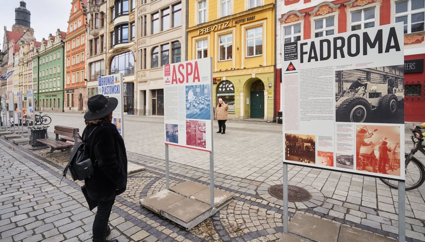 Na zdjęciu plansze z wystawy ,,Wyprodukowano we Wrocławiu. Przemysłowe marki Wrocławia po 1945 roku