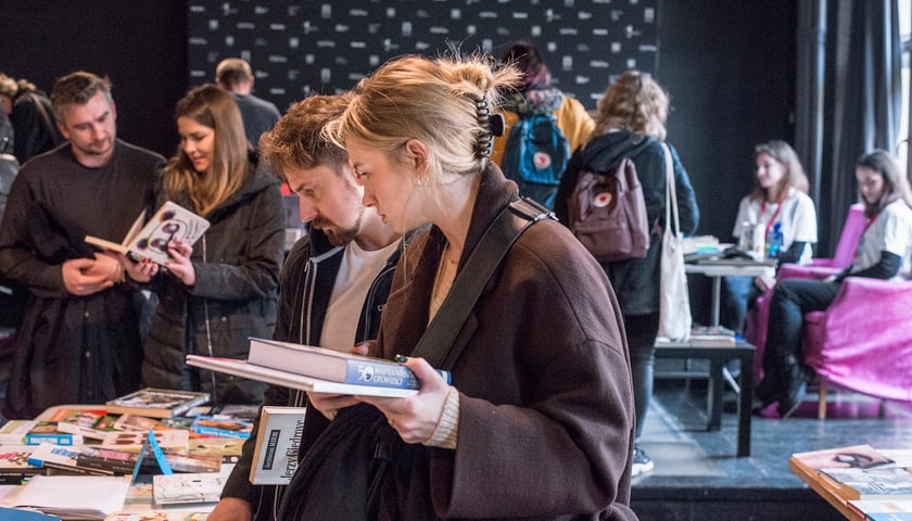 Uczestnicy Bookowiska w Klubie Proza