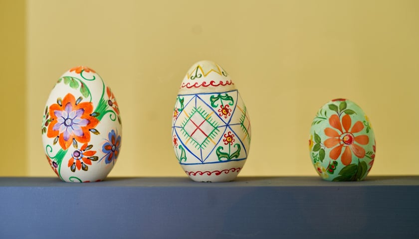 <p>Na zdjęciu pisanki z ornamentem petrykiwka na wystawie w Muzeum Etnograficznym, Oddziale Muzeum Narodowego&nbsp;</p>