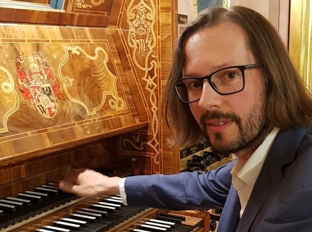 Piotr Rojek gra na organach w bazylice św. Elżbiety