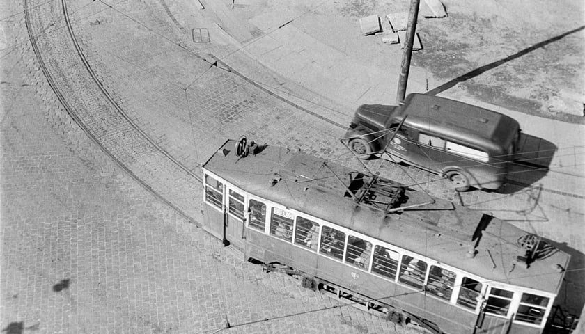 Powiększ obraz: Widok z okna Uniwersytetu na ulicę Grodzką, 1956