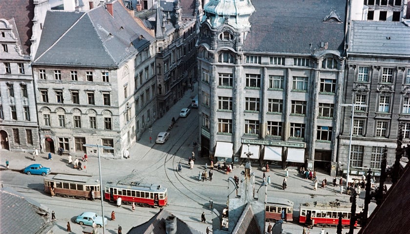 Widok z wieży ratusza na wschodnią stronę Rynku i ulicę Kurzy Targ, około 1960