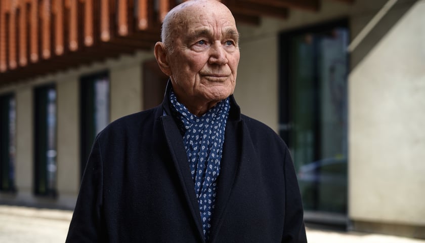 <p>Na zdjęciu Zdzisław Kuźniar przed ukochanym Wrocławskim Teatrem Wsp&oacute;łczesnym</p>