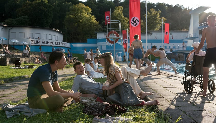 Na zdjęciu sceny kręcone na basenie w Jeleniej G&oacute;rze