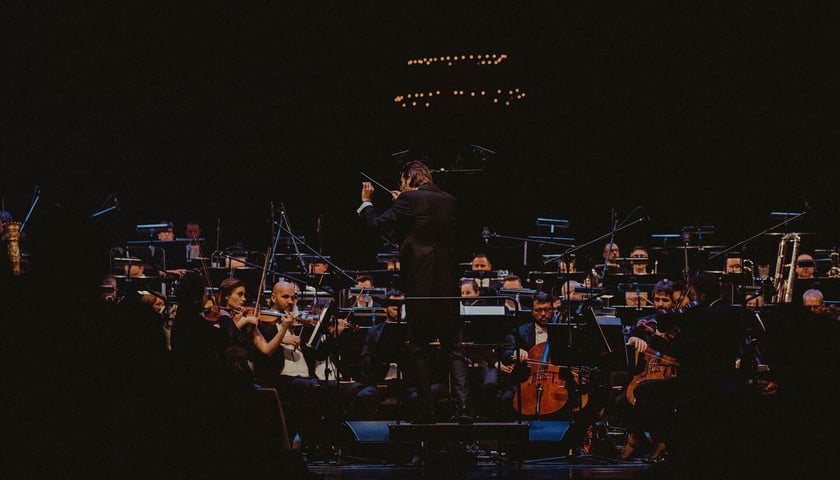 Powiększ obraz: <p>Radzimir Dębski dyryguje NFM Filharmonią Wrocławską podczas koncertu w Warszawie</p>