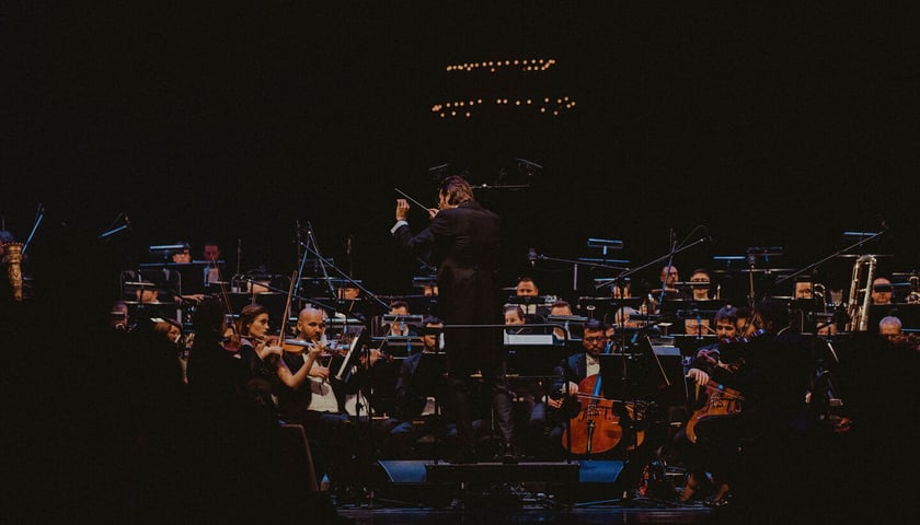 <p>Radzimir Dębski dyryguje NFM Filharmonią Wrocławską podczas koncertu w Warszawie</p>