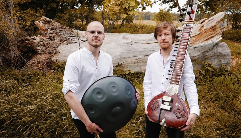 Wrocławski duet Siratronic - Tomasz Orszulak i Michał Pękosz. W Światowidzie wystąpi jako trio, z gościnnym występem Emila Sochackiego