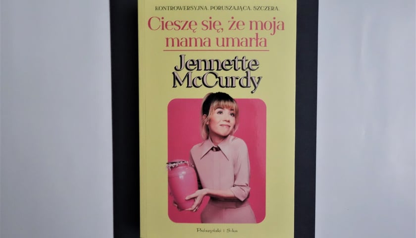 Powiększ obraz: <p>Jennette McCurdy,&nbsp;&bdquo;Cieszę się, że moja mama umarła&rdquo;, Wydawnictwo Pr&oacute;szyński i S-ka&nbsp;2023</p>