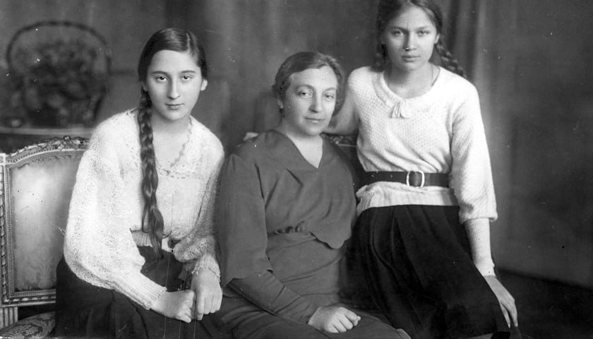 Od lewej: Wanda (córka), Aleksandra (matka) i  Jadwiga Piłsudska (córka)