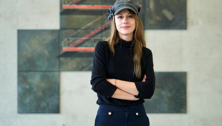 <p>Sonia Ruciak na tle znikającego obrazu w galerii Neon</p>